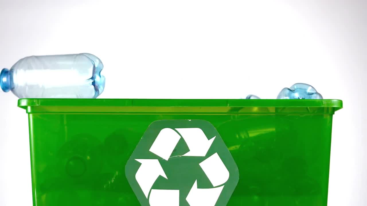 botella cayendo en una caja verde