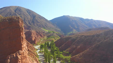 aéreo - hermoso camino pequeño con cipreses en un pequeño valle entre montañas