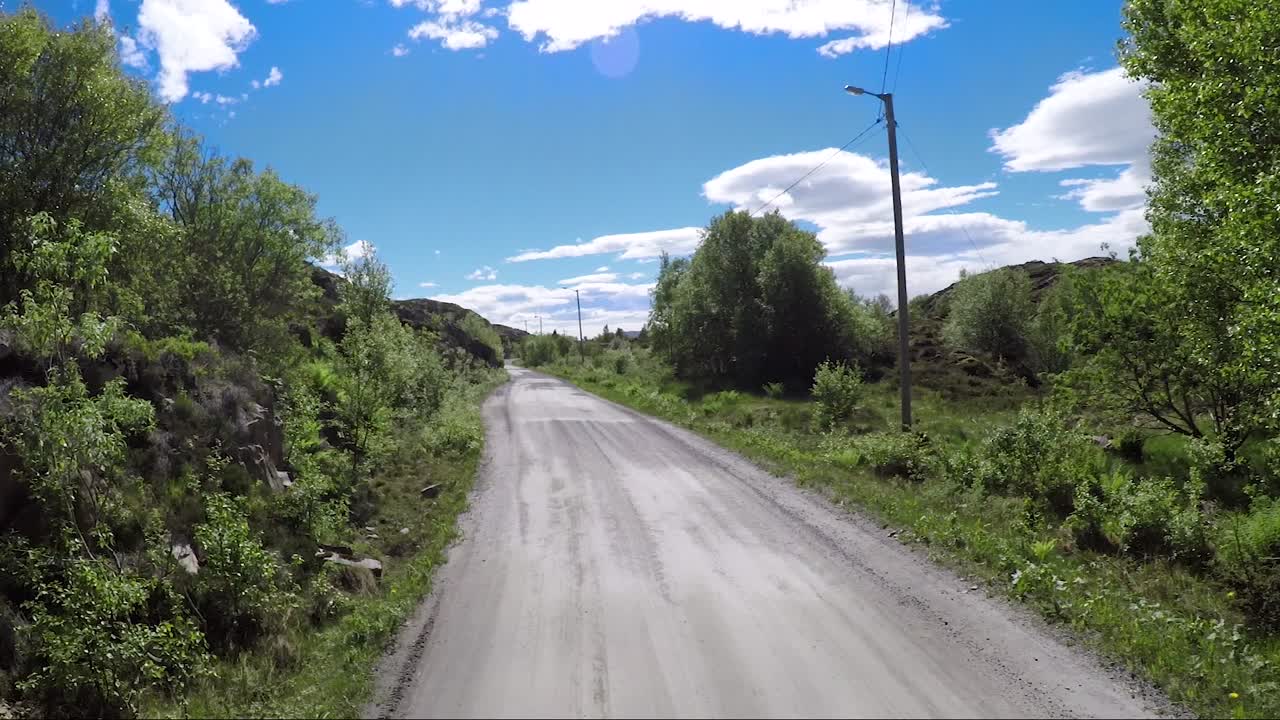 노르웨이 도로에서 차를 운전하다