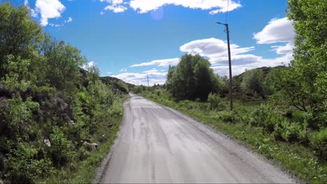 conducir un coche en una carretera en noruega