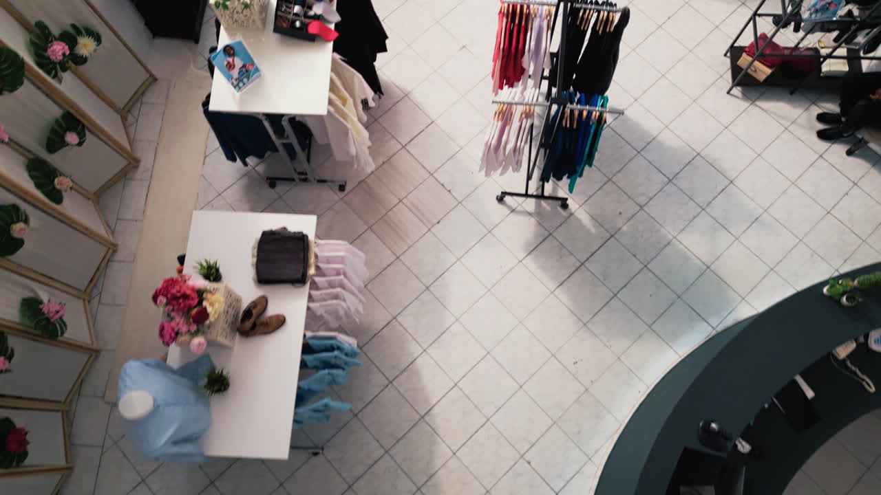 캐주얼과 함께 비어있는 패션 상점