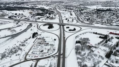 Vista-Aérea-De-Carreteras-En-Reykjavik