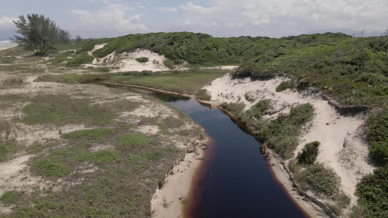 paisaje de playa de dunas de arena desierta dron empujar hacia afuera reverso hacia atrás