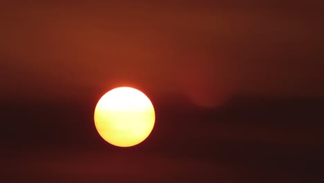 Puesta-De-Sol-Sol-Naranja-Brillante-Rojo-Intenso-Cielo-Despejado-Fin-Del-Día-Australia-Victoria-Gippsland-Maffra