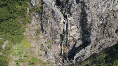 Espectacular-Cascada-Desde-Un-Acantilado-Rocoso-En-Portugal,-Toma-Aérea-De-Drones-En-Movimiento