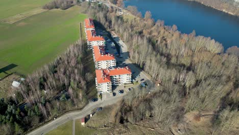 Comunidad-Residencial-Junto-Al-Lago,-Principios-De-Primavera,-Vista-Aérea-Desde-Un-Dron