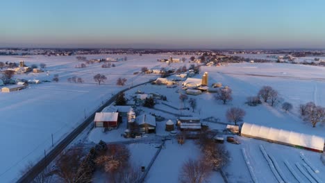 在阿米什乡村下雪后,早晨的日出从空中拍摄,由s无人机拍摄