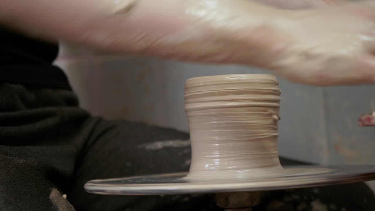 이 여자의 손에 부러지면, 여자는  비를 만들 수 없다.