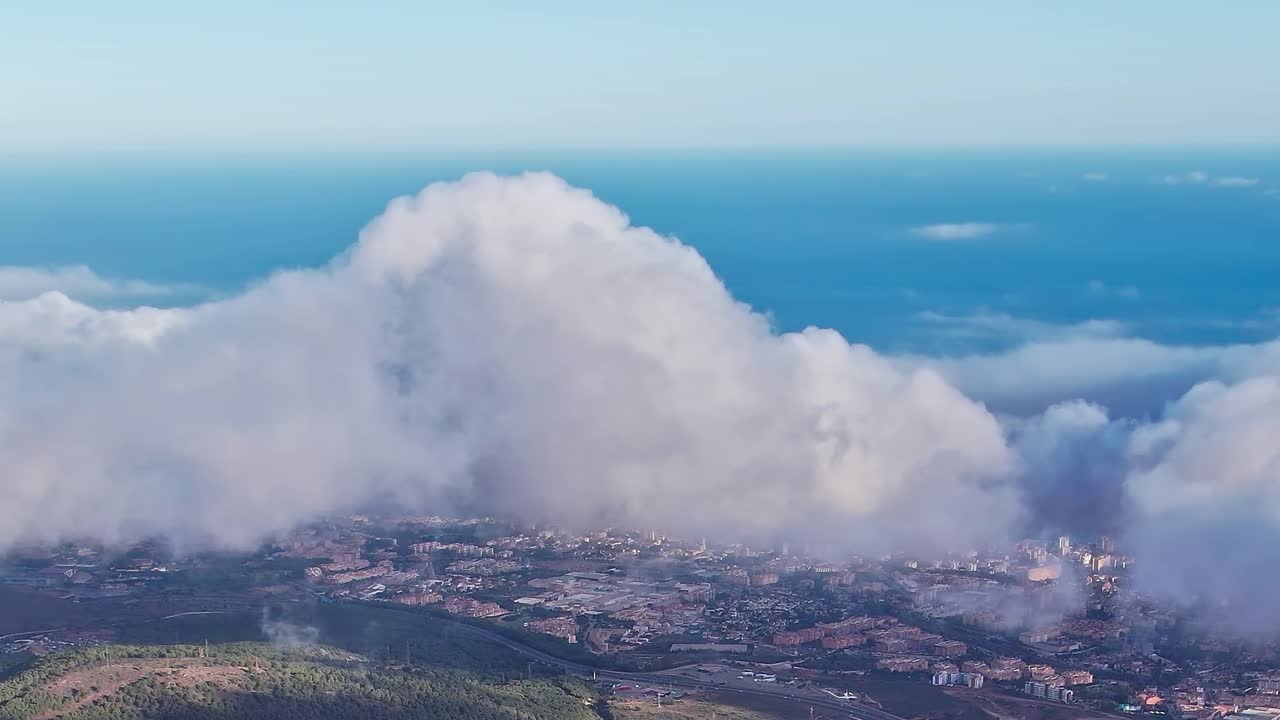Copertura nuvolosa su Malaga, Spagna, con il mare sullo sfondo