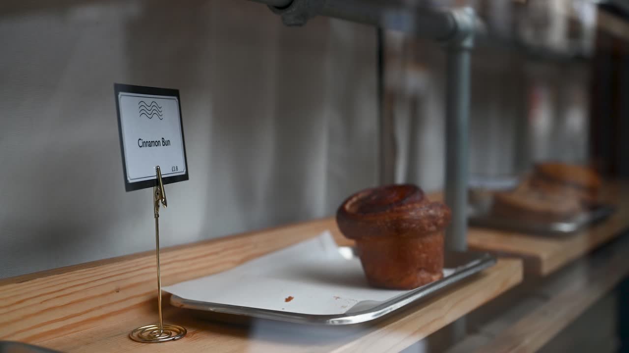 bollo de canela desde dentro de angel, londres, reino unido