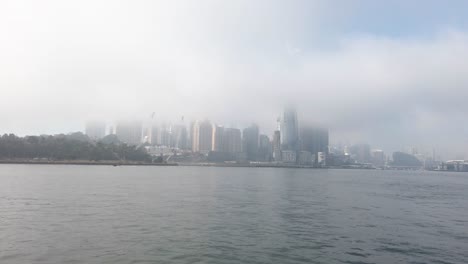 Blick-Auf-Barangaroo-Auf-Der-Fähre-An-Einem-Nebligen-Morgen-In-Sydney,-New-South-Wales,-Australien---Totale