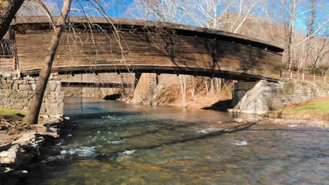 El-Puente-Jorobado-Es-Un-Puente-Cubierto-Histórico-Ubicado-Cerca-De-Covington,-Va,-Y-Es-Un-Popular-Descanso-En-La-Carretera-Abierto-Al-Público