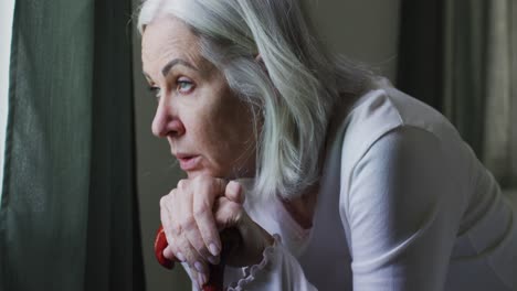 retrato de una mujer caucásica mayor sentada en casa