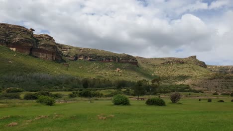 Malerischer-Camelroc-Moluti-Berg-Wolkenzeitraffer-Am-Späten-Nachmittag-über-Den-Sandsteinfelsen-In-Der-Nähe-Der-Farm-Mit-Herumlaufenden-Emu-Vögeln