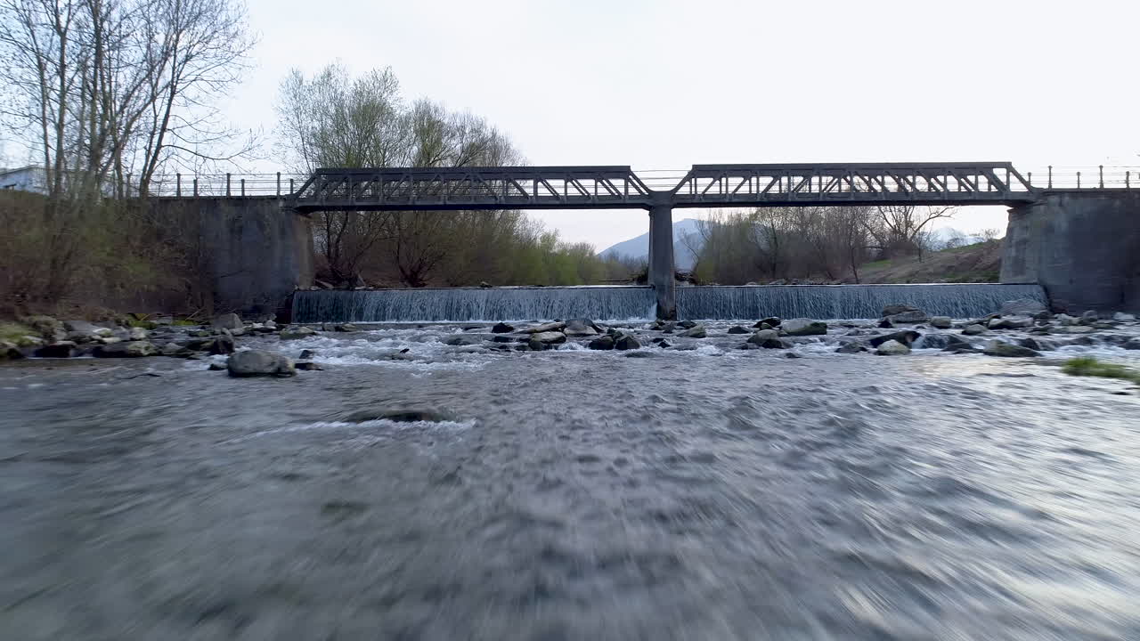 4k uhd 다리 앞의 강에서 가깝고 빠른 드론 촬영