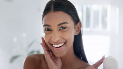 Cuidado-De-La-Piel,-Crema-Facial-Y-Mujer-Joven-En-El-Baño