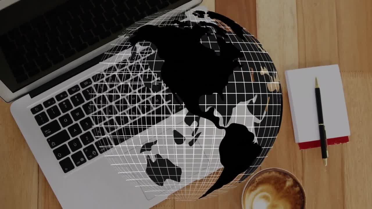 animación de un globo rotativo por encima de la vista aérea de la computadora portátil, el bloc de notas, el bolígrafo y el café en la mesa.
