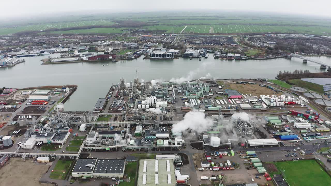 аэрофотосъемка: промышленная заводская зона со стороны реки - концепция загрязнения окружающей среды, съемка с беспилотника