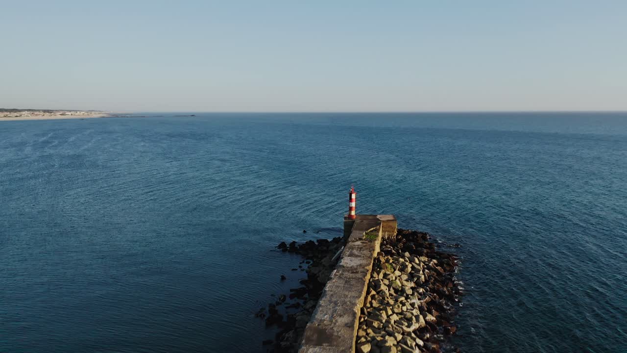 muelle de sobrevuelo cerca de la playa de azurara, vila do conde, farolim do molhe norte