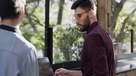 Solange-Es-Kaffee-Und-WLAN-Gibt,-Ist-Das-Leben-Schön