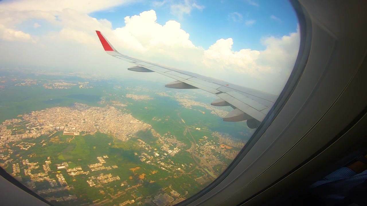Smuk udsigt fra flyvindue over en by i Indien.