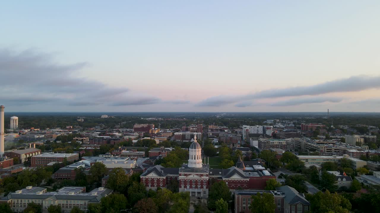 columbia, missouri - edificios del campus universitario de mizzou al atardecer - drone aéreo