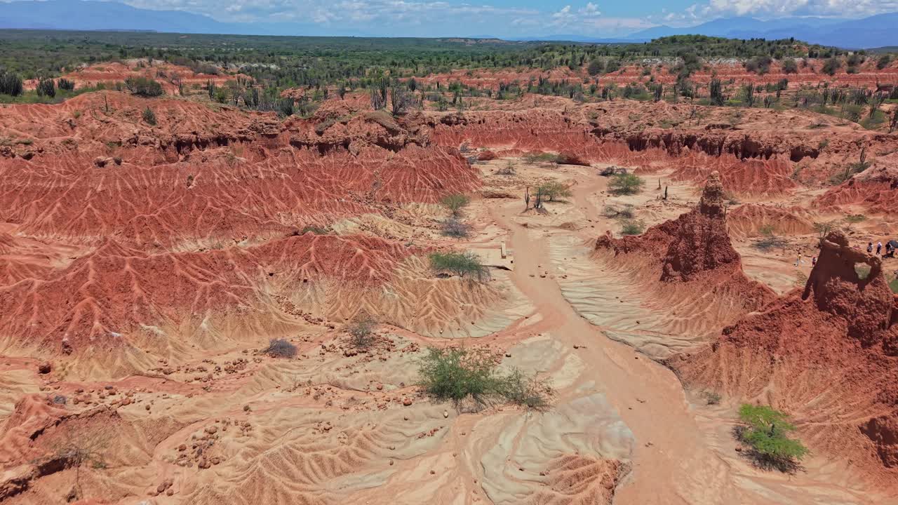 Drone che avanza lungo il letto di un fiume in secca nella valle del deserto di Tatacoa, Colombia