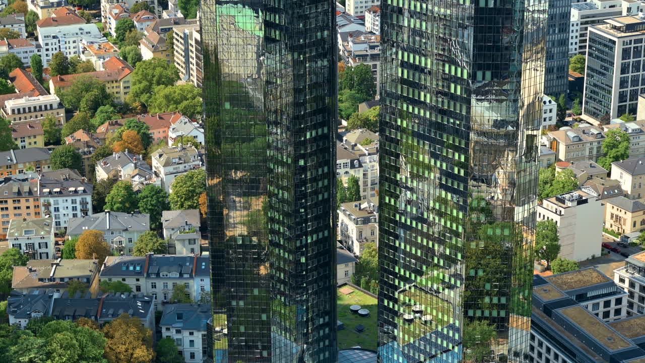 Frankfurt, Alemanha - 1º de setembro de 2022: vista aérea das torres gêmeas do Deutsche Bank no distrito de Westend-Sud na cidade