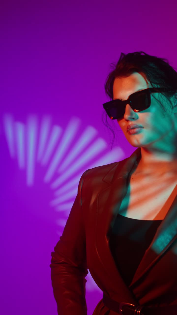 Mujer elegante con gafas de sol