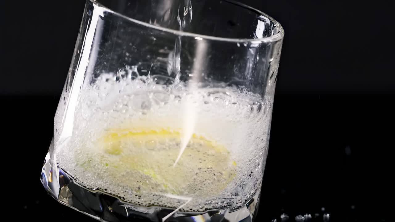 레몬과 얼음으로 유리잔에 소다를 부어 넣습니다.