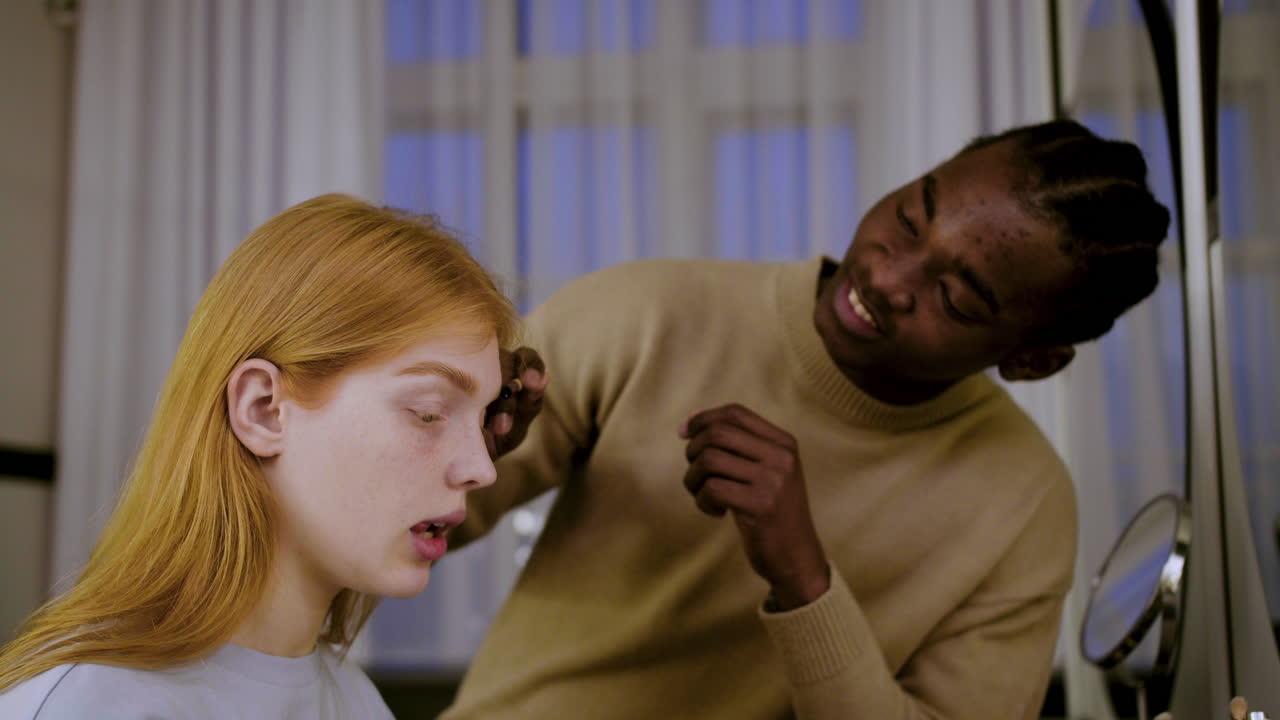 молодая женщина готовится в раздевалке.