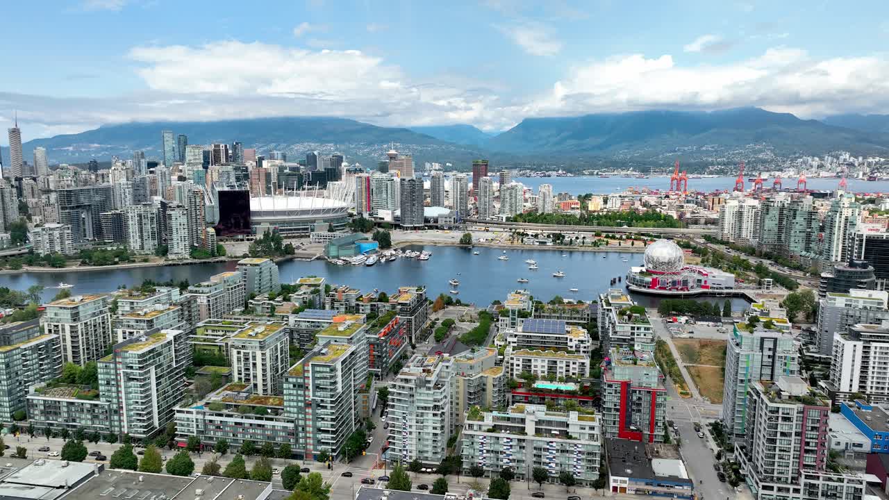 캐나다 밴쿠버에 있는 마운트 플레잔트 (mount pleasant) 에서 볼 수 있는 폴스 크리크 (false creek) 를 가로지르는 캐나다의 유명한 랜드마크