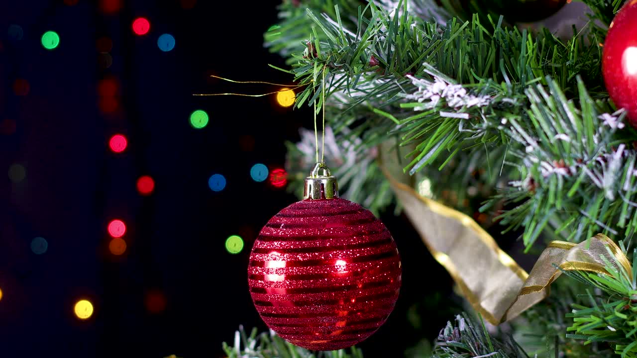 adorno redondo en el árbol de navidad con luces parpadeantes