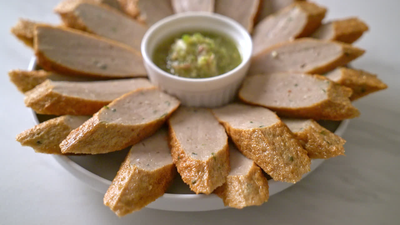 매운 해산물 디핑 소스를 곁들인 튀긴 중국식 생선 케이크 또는 생선 볼 라인