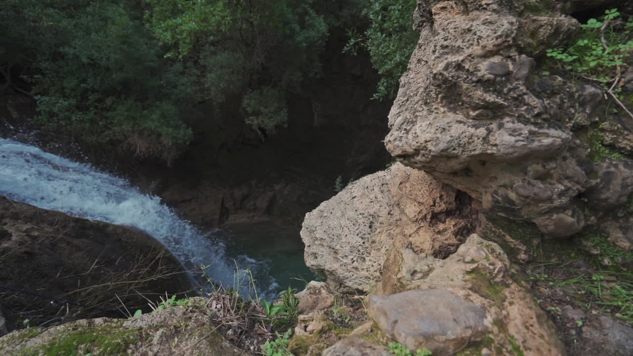 toma panorámica en cámara lenta de una cascada y un río en las montañas del atlas en marruecos, áfrica
