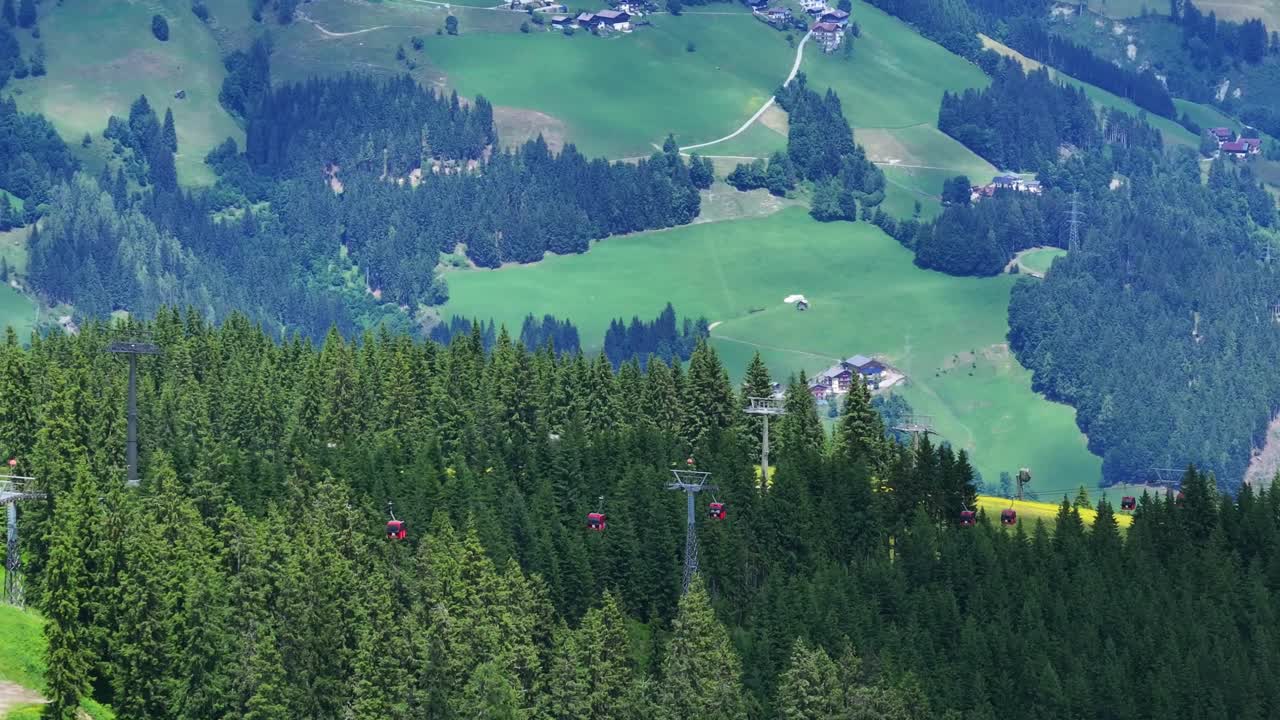 el ascensor de cable sube y baja una montaña empinada en el campo austriaco