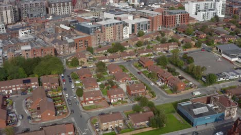 Drone-Shot-Elevándose-Sobre-Edificios-En-El-Centro-De-La-Ciudad-De-Liverpool-04