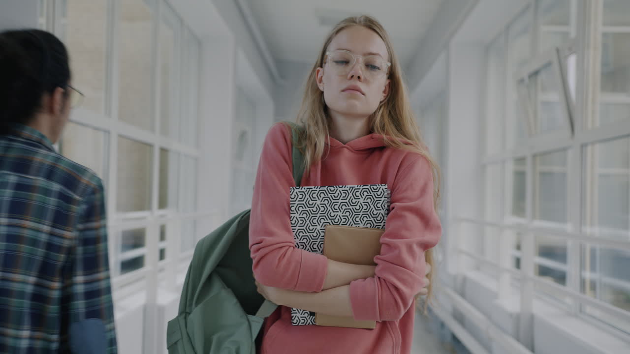 Opiskelija kävelee koulun käytävällä