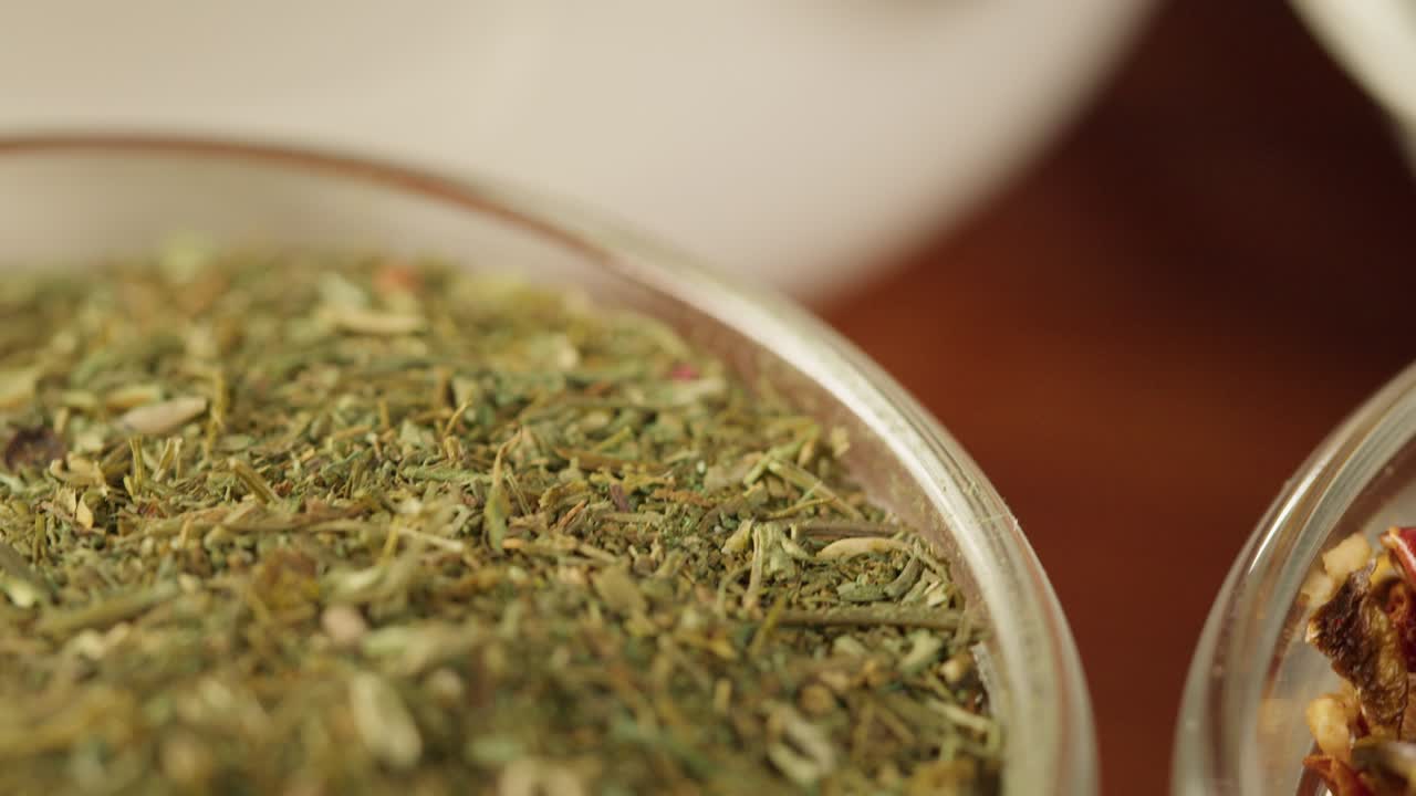 유리 그에 넣은 향신료: 중동 및 아라비아 문화, 향신료 및 맛, 고추, 코리안더, 파프리카,, 요리용 다양한 종류의 건조 허브