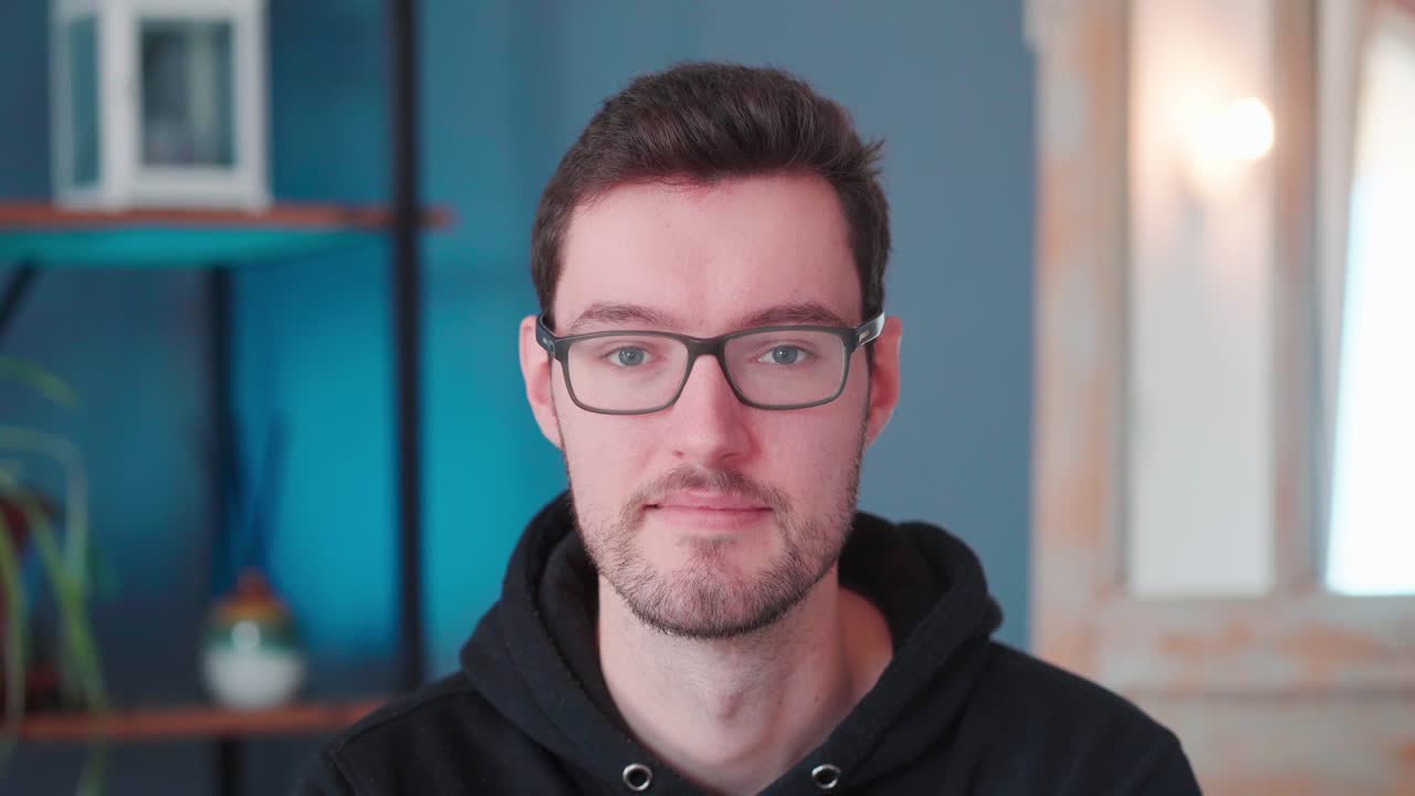 joven mirando hacia arriba riendo sonriendo alegremente