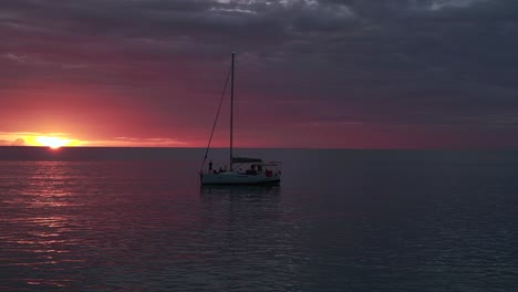 Schöner-Luftbildflug-Segelboot-Bewölkter-Sonnenuntergang-Auf-Der-Insel-Koh-Kood-Thailand-2022