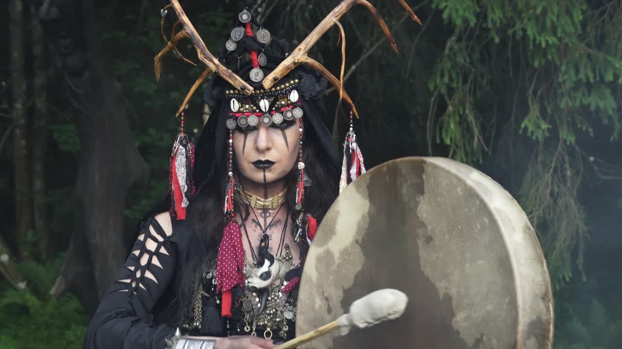 chamán camina y toca el tambor