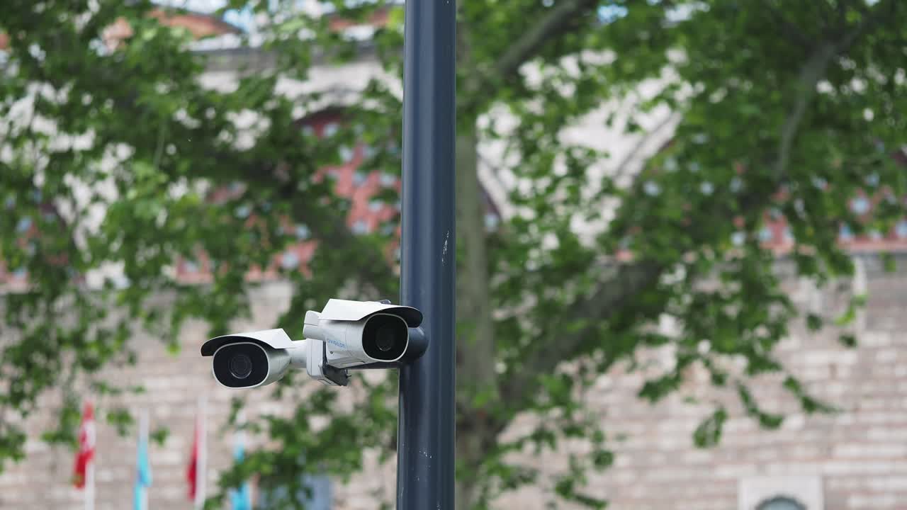 Telecamere di sicurezza su un palo