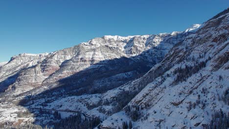 Drone-shot-revealing-a-large-mountain-outside-of-Ouray,-Colorado