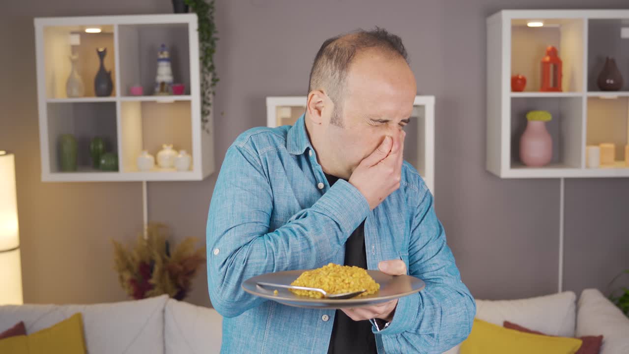 ⁇ 은 음식  ⁇ 새를 맡는 사람은 메스꺼워요.