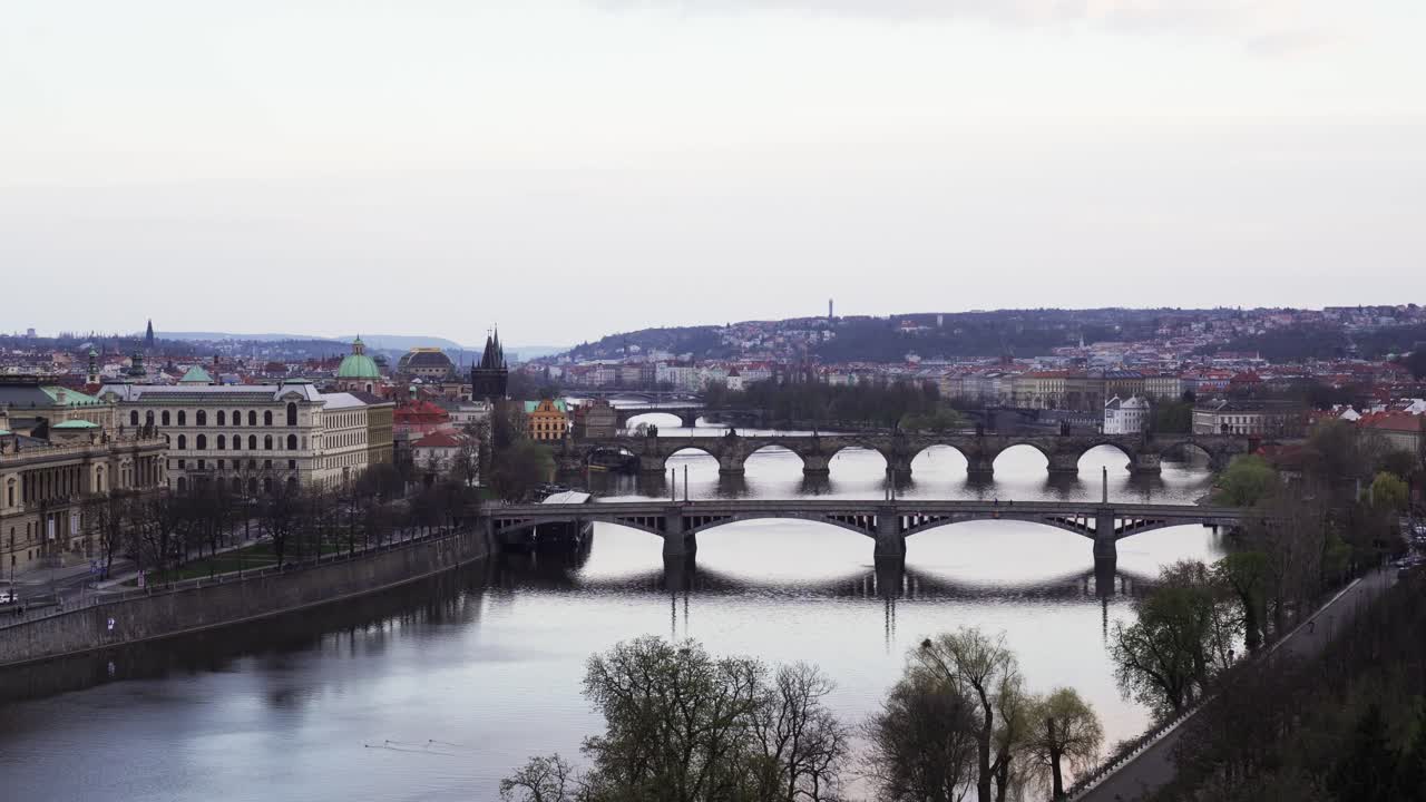 Vista dei ponti di Praga da un punto panoramico, inquadratura panoramica, tempo autunnale