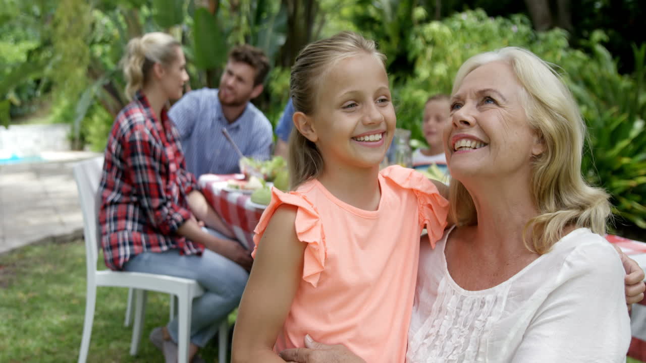 Glad familie taler sammen