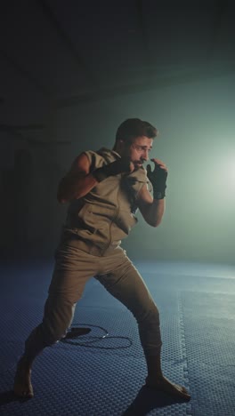 hombre practicando boxeo en un gimnasio