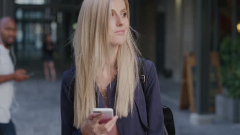 retrato de una mujer rubia joven y atractiva que usa un teléfono inteligente en la ciudad disfrutando de un estilo de vida urbano relajado navegando por mensajes en línea enviando mensajes de texto en el teléfono móvil esperando viajera femenina en cámara lenta