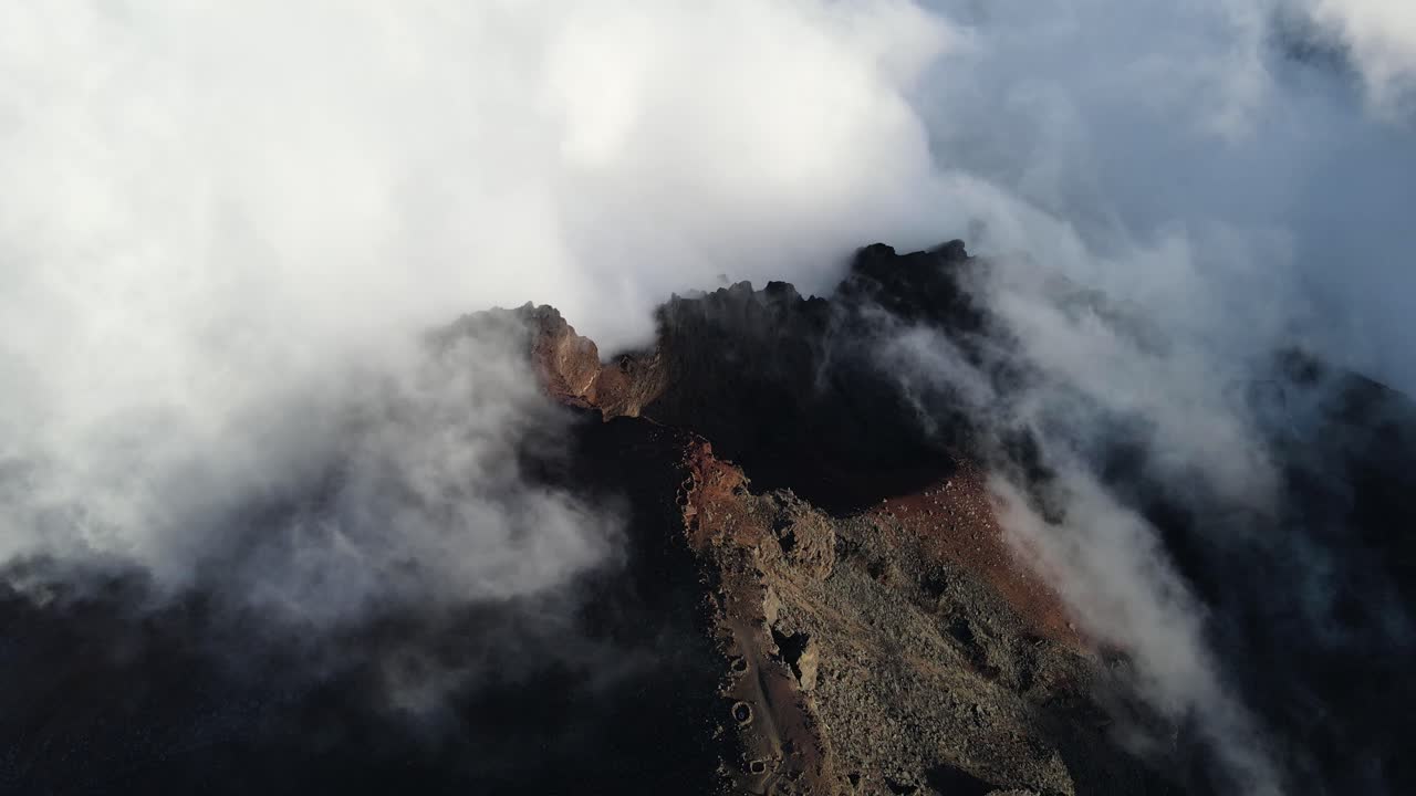 Filmato con drone di nuvole sopra la vetta del Piton des Neiges sull'isola di Réunion.